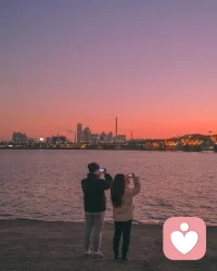 很多女孩想挽回/搞定一個男生，但怎么也不成功，也許是潛意識在保護你

我今天一直在說顯化

當你去找到【已擁有】的狀態時，你就會顯化成功，心愿達成

而【已擁有】的狀態一定是美好的、明亮的

那我在做情感咨詢時發現很多女孩想和渣男在一起時，她們一邊好像在做修復感情的事情，一邊又在做破罐子破摔的事情

比如，你明明知道現在不聯系對方是最好的，但你就是忍不住打電話質問對方幾句

然后互吵一架，對方徹底拉黑/消失/感情變壞

每當你【身不由已】的做出這些行為時，也許都是你潛意識對你的一種保護

因為你忍不住擔憂太多東西：他萬一又和別的女生聯系怎么辦？、他對我不好怎么辦？、他要是生我氣了怎么辦？

能讓你產生這么多憂慮的男生不是好男人，真給你一個機會和他結婚，你也不敢、身心俱疲

有時候當你過度擔憂一件事時，也許這件事、這個人就不值得你去顯化配圖