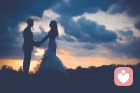 最容易顯化愛情的女生：1、喜歡主動，不會覺得主動=掉價、羞恥。2、男人不是全部，會從別處尋找快樂。3、從不懷疑自己的魅力，哪怕不被某人喜歡也愛自己。4、不祈求愛情，只吸引。5、喜歡和男生接觸，和他們在一起很開心。你喜歡什么、假設(shè)什么，什么就會進入你的生活。配圖