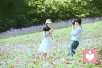 小事上，不要太追求男人的【心甘情愿】

比如：你想逛街，他想看電影，最后他答應你

你反而不開心了，你覺得他不夠心甘情愿，你寧愿不逛街了，這樣勉強得來的很沒有意思

比如：你想男生來接你，但你又不想直說，你希望他能主動自發的做事

你覺得自己說出來的沒有意義，如果他真的有誠意，就會自然的考慮到這件事，不會等你說出口才做

典型的既要又要

你想他陪你逛街，他答應了，你開開心心去就好

他愿意為你妥協，這代表他很喜歡你，愿意遷就你，這是好事，你要感謝他才對，或者你們開開心心的逛街，讓他覺得遷就你是值得的

他給你幫助、陪伴，你給他感謝、情價，這就是美滿姻緣

同理，他答應你來接你，就代表你很重要，他愿意聽你的，這當然也是好事

你要學會看到相處中樂觀的一面

如果你不愿意溝通和表達，只希望對方揣摩你的心意，自發的明白你的意愿，追求那種別人舍棄自己來愛你的狀態，那其實就是你自己存在感匱乏的表現

存在感強的人，不會總渴求別人的主動自發，她會溝通、交流、提要求，不需要別人對她【察言觀色】來確保自己是重要的、被愛的

沒有存在感的人心是空的，需要滿滿的愛和關懷填滿，最后就會演化成【貪戀情價】配圖