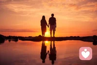 大部分女生找不到好男人的原因是：憂慮太多，力量太少

憂慮多的女生一般防備心都比較強，因為她對很多事情是不理解的，所以會腦補很多糟糕的事情，哪怕只是在網上看到一些可怕信息，她都會代入到自己身上來

比如男生說現在的彩禮太多了，她會立馬給男生貼上雞賊的標簽

男生說和前任分手是因為前任脾氣太大，她會立馬給男生貼上不體貼的標簽

包括我現在把這段話打出來，我相信也有很多女生會說：那男生不該給彩禮嗎？、那男生不應該包容體貼嗎？

會這樣發問的女生都是二維黑白思維，不是壞就是好、不是100%的好男人，就是100%的壞男人

問題是，這個世界上有100%的善惡嗎？沒有的，我們所有人都是善惡一體的

再好的人也有嫉妒、丑惡、自私的一面，再壞的人也有慷慨、善意、溫柔的一面

并不是所有女生都是好人，所有男人都是壞人

所以當男生抱怨女生時，也不見得所有的話都是謊話、騙術、渣男

最近我一直在講顯化，你不斷假設的東西就會成真進入你的生活

你不斷假設男生是糟糕的、雞賊的、浪蕩的，那么這種男人就會進入你的生活，或者你會變成愛情的絕緣體

那我們就要完全相信男人的話嗎？那也沒有必要，這樣不就成戀愛腦傻白甜了嗎

我們要做的是內心保持寬和，不要用你自己的【分別心】去看待男人

當你聽到他抱怨彩禮太高/前女友脾氣太大時，你多問一句：那對方要多少彩禮呀？/有多大呀？

進一步探知真相，到底是女生的問題還是男生的問題，也要通過真相去分辨，這就是力量感

只憂慮，沒力量的女生要么吸渣，要么愛情絕緣體

只懂得顯化的皮毛，一味用感恩之心去面對世界的人會被傷得遍體鱗傷

只有保持正念，懷抱著正面假設，然后再用力量去鑒別好壞、止惡避難，這才是每一個生活在3D世界中的人要做的配圖