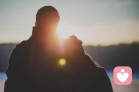 不要總去揣摩別人的想法

比如，你想同事順道開車帶你回家，但又怕這樣很麻煩對方，對方不太樂意

所以你連試都不試，就此放棄

比如，朋友和你說了一句今天好曬，你就不敢再約她出來逛街

你怕勉強她做不喜歡做的事情

比如，男友隨口吐槽這個月花銷很多，你就覺得他在暗示你不要花錢了

于是節衣縮食，很委屈

當一個人設想很多時，精神內耗會很大，憂慮多的人嘗試的就會很少，心里也會稀里糊涂的，因為她根本不知道對方接受的度到底在哪里，和別人的互動也磕磕碰碰

人緣好的人憂思都很少，她們不會過度揣摩別人的深意，甚至腦補出別人沒有的意思

她們思考問題的方式很簡單：

1、我需要什么

2、我需要他她做什么

3、我直接說出來（觀察他她的反應、接受對方的拒絕、嘗試說服對方聽自己的）

簡單有力量的人都更加自信，能量純凈，吸引來的也都是尊重她、喜歡她、認可她的人配圖