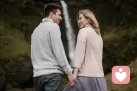 你如果遇到一個男生，你們談得很順利，有了矛盾彼此也很好溝通，那這個人就是你的正緣了

我來幫大家梳理一下正緣需要哪些因素湊在一起：

1、你們互相滿意彼此
進入了彼此的價值框架
你的條件不會差對方太多，也不會好太多
你有令對方心動的能量（有些女生局促 木訥 心動能量就很匱乏，母單就這樣）

2、你們的人格都很健全
人格不健全的人是談不好戀愛的
所以當你過得消沉、意志低迷時，出現在你身邊的男人都是孽緣
他們只是一時填補了你心里的空缺罷了
但這種填補就好像是xie功一樣，會讓你失去、損失更多

3、你和他都做好結婚的準備了
你們不是能異地、他工作得穩定、你們得有房子/住所

是不是正緣不僅僅取決于你，也是一系列因緣合和
有些人婚姻宮好，福氣厚實些，遇到好機緣的概率就大，有些人婚姻宮不好，福氣薄，遇到好機緣的概率就小，要增加機緣最好的方法是改變自己的認知

你的想法變了，行為就變了，今天遇到的人事自然也會改變配圖