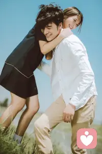 語(yǔ)言是有靈力的

就拿最近很流行的【隨喜贊嘆】來說

不知道各位在讀這四個(gè)字時(shí)內(nèi)心可有什么能量感應(yīng)？

也許是感覺很通透、釋懷、豁達(dá)，也許是發(fā)自內(nèi)心的喜悅，放下了貪嗔癡恨

【隨喜贊嘆】的意思是：隨著他人之歡喜而歡喜，見人做善事或離苦得樂而心生歡喜

而當(dāng)我讀這句話是我的直觀感受是【隨意的為他人之樂而歡喜】

我著重強(qiáng)調(diào)了【隨意】?jī)蓚€(gè)字，我也更愿意把隨喜感應(yīng)成【輕松、輕盈、隨意】

太為別人的喜悅而開心，這樣有違人性：把別人的利益放在自己之前

太有違人性的事做久了會(huì)有反噬

太想和別人競(jìng)爭(zhēng)，不愿意看到他人之進(jìn)步、喜樂會(huì)讓你變得丑陋和狹隘

精神力不在自己身上，也大大局限你的生命盛放

隨喜贊嘆，隨意的，不用太過走心的為他人感覺到開心，專注力更多放在自身發(fā)展上

這就是這句話帶給我的靈力

當(dāng)我妒恨、執(zhí)念時(shí)，會(huì)用這四個(gè)字來提醒自己【心思要放在哪里】【多對(duì)別人懷抱善意，只會(huì)對(duì)自己好處多多】配圖