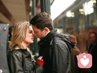 大家日常可以刻意訓練自己看淡別人反應的能力

比如：

朋友/男友不回你信息，你可以不care，可以直接問他【怎么不見人了】【怎么不回信息呀】

但是你不要內心戲特別多的覺得【我再發信息問他好丟臉】【他好不尊重我啊】

看淡別人的反應的表現是，要么不在意，要么能直言發問

比如：

你甚至可以發一點有瑕疵的照片去朋友圈，哪怕有人說你變胖了，你也輕松的回復【哈哈，明天就開始減肥！】【沒有吧，我還是很漂亮呀】【嘻嘻，這就是傳說中的心寬體胖呀】

不刻意營造自己完美的形象=相信自己哪怕有小缺點也依然有價值、值得被人尊重和喜歡

哪怕別人挑剔你，也傷害不到你，只要你勇敢的邁出這一步，刻意訓練自己看淡別人，你會發現別人說什么做什么都沒那么可怕，都影響不到你分毫配圖