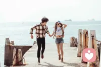 我覺得我們要接受自己有不光明的一面

比如我對這個女生有好奇心，我就去【視奸】下她的社交軟件

比如我就是不喜歡這個人，那我就不必對他她和顏悅色

比如我不希望前任快樂幸福，那我就祝他永遠倒霉、談一段分一段

陰暗面誰都有，就像我們都知道吃垃圾食品不健康一樣，但我們每個人都會吃一點

但不要讓你的生活充滿垃圾食品，也不要把【吃垃圾食品】=犯罪一樣去嚴格監控

生活已經很苦了，放松一點吧

你不必100%的光明，讓自己帶著一絲【人味】【人性的BUG】，這樣的你會更接地氣、彈性、幸福配圖