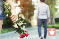 自洽很難得，大部分人活得都不怎么自洽

討厭一個人不敢指責
指責了又怕自己說過分了，有言不屬實的地方
還怕對方反應不好，生自己的氣
更怕別人覺得自己不豁達不灑脫

你罵就罵了，為什么要顧慮這么多？

你罵他自然有你的理由，不管你是罵得重了點還是有言不屬實的地方，只要你內心是傷痛的，你該罵就罵

因為他肯定有對不起你、沒有顧及你的地方

這個世界上，如果連你自己都不能為自己發聲，別人也根本不會拿你當回事

至于別人的評價？

放心吧，別人壓根不會管你這樣那樣的事

自始至終放不下的只有你自己

你把自己的意識放到無限大，覺得別人都在關注你、盯著你、審判你

這樣太累了

活得瀟灑一點，不要這么多枷鎖配圖