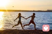 遠離身邊那些吸你能量的人

有些人看似是好朋友，但你一靠近她就感覺不舒服，因為她一直在吸取你的能量

吸能量就是她總要和你爭高低、說你這不對那不好、一副自己懂得多的樣子

比如：

總在你面前炫耀自己家境好、老公寵婆婆愛，還要語重心長的勸你早結婚，再不嫁人會后悔

你表達一個見解，她就翻白眼，或者用尖銳的聲音說：你連這個都不知道、笑死人了、你竟然以為XXXX我真是服了你了

你和她說八卦，她還要特別清高的教育你：不要亂說別人的隱私

不管你做什么都不對，不管你說什么都是錯的，她永遠是對的、厲害的、道德高尚的，這種人還是早點遠離比較好

她們還特別雙標，每次吐槽抱怨最厲害的就是她們

也許她們不是故意為之，但她就是喜歡全世界圍著她轉，或者在她心里你就只配當她的小跟班，又或者她太自卑，所以喜歡壓著別人一頭才感覺安全

不管她為什么這樣，只要這令你不適，你就可以遠離

尊重自己的感受，遠離消耗配圖