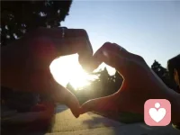 人都是利己的，你流露出索取+自卑，别人就会有吃亏感；你如果只是单纯的幸福着、快乐着、分享着，别人就会有获益感。别人能从你身上收获好处，这就代表着你价值高，他就会对你态度好。配图