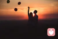 愛情能量好的女孩：
1、分手和戀愛都很輕松，不會苦大仇深
2、極少真生氣，又很會演出各種情緒
3、喜歡給別人能量，不求回報 ???配圖