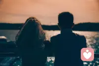 能量低的女孩要明白：

1、凡是不喜歡我的人，對我來說都不重要

2、不要去關注那些讓自己不舒服，又沒什么好處的東西

3、遠離底層互害，會讓你倒霉，比如背后嚼舌根、議論是非、撕逼掐架

只要你始終如一的守護自己的利益、對自己和身邊人接納并寬和，把時間花在喜歡自己的人身上，你的生命就會熠熠生輝配圖