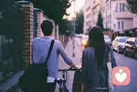 很多人還停留在認為情緒價值=說好話、跪舔的程度

其實真正的情價是：簡潔、自洽、適當的贊美和關懷

清晰的表達能力，能把話題延展下去，不會吞吞吐吐，或者一張口就一大堆情緒，話密情緒多，對別人來說是一種消耗

一點共情和贊美，他受傷了你就抱抱他，安撫他，讓他明白他不是一個人，有人始終站在他這一邊

遇到不喜歡的人，能離得遠遠的，不會和糟糕的能量共振

這一點很關鍵哦，我發(fā)現很多喜歡撕逼掐架的女生是真的克制不住自己，喜歡事事自證、件件講清楚，一點委屈和誤解都承受不了，每天花費大量的精力在無意義的撕扯中

真正的情價是你很接納自己，不會六神無主的碎碎念

你很有彈性，能接受別人不喜歡你+不認可你+誤會你

你能專心做自己的事情，不抱怨，整個人明亮又開心

這種自足的狀態(tài)才是情價滿分的女孩，情價本質上是先利己，再利他配圖