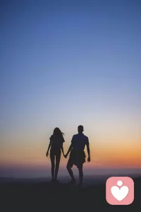 生活在上升期的女生會明顯有一個感覺：別人的事都和我無關

看到有人比自己漂亮/嫁得好/工作升職，你不會焦慮，不會擔心自己變老，找不到好男友，工作沒有進步怎么辦

你只會覺得：哦那她確實挺厲害的，我也要再努力啦

當你把注意力放在自己身上后，你會自然的屏蔽掉外界給你的焦慮和壓力

別人的好壞都和你無關，你只專注在讓自己變好的事情上

當然我們不可能完全對別人無感，但你不會再因為別人好或壞有過度的情緒反應

底層人都喜歡互害，相互拉扯，格局高、活得好的人都很關注自己配圖