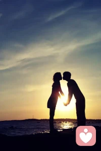 有一個很殘酷的事實：那些讓你有極致愛情體驗的男人都不愛你

真正愛你的男人給你的是踏實、安心、穩(wěn)定，甚至會讓你感覺有點無趣

因為他舍不得你不安，他不敢讓你失望，他很想滿足你的愿望

他給你的愛都是確定的

女人這輩子都要修煉的是：去愛愛你的人，遠離情感虐待 ???配圖