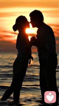 一個男人情緒多，就不能要

比如經常說：我也不知道怎么辦了、我也很痛苦啊、我真的受不了了、好煩啊

這類男生都是情緒炸裂、內心脆弱、無能的人

明明他都沒有認真想辦法，就一副無可奈何的樣子

明明他劈腿撩騷亂搞，卻指責你是給他壓迫痛苦的人

他還沒有承受什么工作壓力，就天天把煩死了掛在嘴邊，一點擔當都沒有

這種行動滯后，情緒先行的男人很可怕，會把你的生活搞得一團糟，比養兒子還費勁兒

但他們也有迷惑女人的一面，他們溫柔、說話百轉千回，能想你想到失眠、半夜跑來找你、為你流眼淚、甚至下跪求你原諒

讓腦子不清楚的女生覺得：他好愛我、他為了我連尊嚴都不要、他為了我在承受痛苦（我好重要）

滿足了這類女生的意淫，他們就成功上位了，成為扎根在女生身上的吸血鬼

女生想從戀愛中找存在感+自身缺愛，真的會毀掉自己一輩子的幸福

愛從來只會流向不缺愛的人，缺愛的人等來的都是垃圾配圖