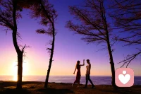 喜歡過輕松日子的女生，選老公的時候一定要選一個抗事兒的，不要被溫柔細膩的男生迷惑到

人的精力是有限的，太關(guān)注細節(jié)的男生做不好大事

當(dāng)然這種男生容易給女生心動感，讓女生覺得：他好體貼、他果然很關(guān)心我，不然他怎么能連這種小事都記著

女生經(jīng)常會陷入錯誤的念頭：一個男人在小事上做得完美，他在大事上才靠譜；一個男人小事上都不上心，你能指望他幫你辦什么大事

其實真正靠譜的男人，反而容易在小事上不盡心，因為他們沒有這么強的細膩度

那些溫柔細膩的男生，姨媽期幫你熬紅糖水，你單位受委屈，他哄你一晚上，他把你的情緒和生活細節(jié)照顧得無微不至

但當(dāng)他媽不滿意你時，他只敢和稀泥，讓你多多忍讓受點委屈

當(dāng)你和別人爭吵時，他只會縮在你的身后，甚至嫌棄你脾氣太大，易怒

當(dāng)你需要他出面談事情時，他腦子里一團漿糊沒有思路

你和他在一起得更操心、擔(dān)事，這還是樂觀的情況，悲觀的時候這類男人還不專情，中央空調(diào)，他對你的溫柔也會用在別的女人身上

女人挑選老公時，要減少對溫柔的依戀，多看重實惠，畢竟過日子不只是風(fēng)花雪月，更是柴米油鹽配圖