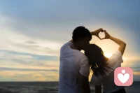 让你在感情中痛苦/消耗/被耽误的是：你自己的侥幸心

你明明已经感觉到他的怠慢，你还要和他在一起

他花心，你觉得是自己不够优秀，只要你变漂亮有钱温柔，他就会专一的对你

他总让你伤心，你说他也有他的不容易+理由，他只是这一段时间心情不好

他言语中不尊重，不关心你，你说他脾气本身就大，他不是故意的

他所有的不好/糟糕/可恶在你的美化下都变成了：他身不由己，你不够优秀，他一时走错路

你明明已经很痛苦了，你明明有能力离开，去一次次的给他找理由+对未来抱着幻想和侥幸心，这种廉价的圣母心、自欺欺人才是你过得不好的原因配图