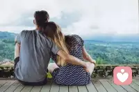 让女人容光焕发的恋情：

1、男人努力维系，主动追求，积极迎合

2、女生舒适做自己，快乐回应他

以男生努力开始的感情，正缘概率大

26岁以下的女生谈恋爱，要谈以男人展示诚意开始的恋爱

这样的恋情更舒心、女人受宠、磨合得更好 ​​​配图