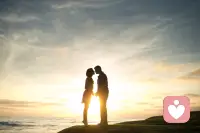 女性高价值的一大表现就是：接受自己不是别人的第一选择

比如你想看电影，男友/crush犹犹豫豫不太想去，你不会感觉到受伤或扫兴

你要么约别人去，要么再拉着对方说：去啦去啦，新上映的XX好评很多哦

前者代表你选择多，后者代表你是一个有生命力+感染力的女孩，你能影响别人的决定和态度

同理买礼物、逛街、吃饭、去医院等等，只要最后的结果是好的，你就会开开心心，会忽视过程中的瑕疵和阻力

内核力量弱的小女生更在意过程，如果对方所言所做不符合她的期待，她就很沮丧，哪怕最后对方又愿意满足她的心意，她依然提不起劲儿来

因为她觉得对方不是真心实意的想对她好/迁就她/认可她（既要又要，既要实惠，还要对方的情价）哪怕只有一点点的伤害和拒绝，她也承受不了

最后大家都不开心，不欢而散

高价值的女生能接受细节上的反复、阻碍、不被别人放在第一位，因为她自信、不管遇到什么事都能搞定+处理好，这样的女孩好相处又受欢迎配图