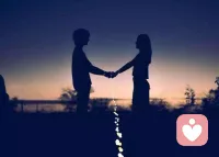 NPD就是自恋+双标

他觉得你应该对他好，如果你不满足他的要求，他就会打压你

与其说自恋，不如说你遇到了一个天生自私的人，他们是无法体会到别人的感受的

比如你在忙，没有回复他的信息

他发几条信息过来指责你，说你不爱他不在意他，或者冷淡惩罚你

但当他不回你信息时，你只要敢催他，他又会说你没眼色、粘人、作、没自我

你怎么做都是错的

在这种感情中，你会变得特别爱自证，自证自己没有错/没有那么糟/是愿意体谅别人的/是爱他的

你还会变得低自尊，接受他的PUA和压榨

哪怕你得到他的爱，你的内心并不快乐

最后你会变成一个麻木的傀儡，要么抑郁，要么神经质，在沉没中爆发，和他大吵一架，吵完你如果放不下他，你还要再示好道歉求原谅

如果你身边有这样的人，不用他讲道理，讲同理心，他们根本听不明白

哦对了，他们还特别容易盯着那些爱自证没主心骨的女生入手，因为她们最好PUA

所以围绕在他们身边的女生总是放不下，反复检视自己的问题

要对付这种人也不难，只要坚持一个观点就好了：老娘没错，你给我滚配图