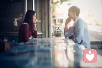 男人高价值的特质之一：对外强势，对内柔软

对老婆孩子好的男人事业也更容易成功

在外面受的气不会带回家，要么他能当场反击，要么他会事后报复，要么他从别的地方赢回来，有能力的人能处理好自己的负能量，所以不会拿老婆孩子当出气筒

在外面委屈受久了，包子惯了，就容易在亲人面前阴阳怪气

那些老好人式的男人就这样，他们要么在亲人面前发火，要么窝囊让利，牺牲自家的养育资源

男人在外有魄力，才有可能在家温和

对外对内都柔软的男人，在你看不见的地方会有畸形的一面配图