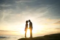 好男人的標志之一：會穩定如一的對你好

他們不會忽冷忽熱的搞你心態

穩定本身就是一種高價值，并不是所有人都能做到

穩定代表著他能量狀態好+有牢固的三觀+能擺平生活中雞毛蒜皮的事，才能有穩定的輸出

爛男人分為兩類

一類故意忽冷忽熱拿捏你，他們知道自己很差勁，沒錢沒品德沒愛人的能力，所以用虛幻的招術迷惑你，因為他知道一旦自己穩定下來，你就完全看不上他了，只有他欲擒故縱你才會自降身價的找他

一類沖動魯莽沒有做事的能力，自己的生活一團糟，負債/頻繁換工作/喜歡許諾/容易崩潰，這類人狀態好的時候會認真對你，狀態差了就逃避和發瘋，很消耗女人

好男人對你的好是穩定的、滋養的、變化不大的

因為他們品德好、知道寵愛女人、也能規劃好自己的生活配圖
