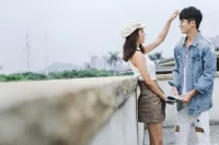 判斷男生是不是績優(yōu)股的小方法：

看他之前女友的精神狀態(tài)

和他談戀愛之后女生情緒是更加穩(wěn)定，還是走向癲狂？是更加開心快樂，還是憂愁委屈？

再看看他和前女友是和平分手還是撕逼分手

和平分手的情侶，男生要么情商高會處理關(guān)系；要么做事有分寸，不會傷害女生；要么補(bǔ)償給得足夠多，能彌補(bǔ)女生的傷痛

總撕X分手的男生要么摳、要么沒底線、要么性格爛

一個女生的心情就是這段關(guān)系的晴雨表配圖