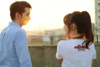 很多人都覺得溫柔/順從的女生會得寵，被男人保護和珍愛

其實自我的女生更能找到好桃花：自我、棱角、尊重自身感受

男生用她不喜歡的方式和她相處/男生的行為她不喜歡/她希望男生怎么做，她都會直言

如果對方愿意改和磨合，就繼續相處，如果男生不愿意改變+強勢自大，她就放手

比起【改變自己來讓男生寵愛】，她們更喜歡【篩選出合適自己的個性，尊重自己的意愿，會和自己磨合的男生】

比起【他可能會生氣/他會覺得我不合適】的恐懼，她們認為自己的感受更重要

其實這類女生反而能找到更合適自己的伴侶，幸福指數更高

所有靈魂開悟，思想獨立的女性都合適這個方法配圖