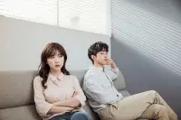 女人有一種很好的心態(tài)：但行好事，莫問前程

這個世界的運轉(zhuǎn)不是由咱們掌控的

就拿脫單來說

有些男生明明聊的好好的，卻忽然冷漠消失

有些男生一上來就表明態(tài)度是被父母逼出來的，大家做做樣子就好

有些男生和你約的好好的，但就是要放你鴿子

有些男生只愿意在微信上聊，聊的很好，但就是約不出來

還有一上來就毛手毛腳，甚至發(fā)表迷惑言論的

這個世界上什么人都有，什么事都有，這個不由你我掌控，你遇到這樣的事不代表你不好/價值低/不會與人相處

你遇到這些事只能說明大千世界，無奇不有，每個人都有不同的學識、素養(yǎng)、性格、處境、壓力，你不能只用自己的狀態(tài)去衡量所有人

有時候你著急脫單，但別人并不；你著急約會，別人還處在被裁員的邊緣；你陽光元氣，對方有童年陰影恐婚社恐

對方有太多你不了解的情況了

當你廣撒網(wǎng)去篩選男人時，你注定會遇到各種各樣的情況，難道每次對方反應不好，你都要自我懷疑、自我抨擊、自我否定？

不要再把他的問題和反應=你自身的價值了

他是他，你是你，你決定不了他的行為、語言和生活

遇到奇怪的相親對象，理解不了他的行為，被他的語言雷到，那淘汰他就好，沒有他還有下一個下下一個，不要讓他影響你的心情，你要繼續(xù)輕裝上路

糾結(jié)他為什么這樣那樣的沒有意義，因為背后的原因太復雜了，你只要繼續(xù)前行就好

星光不問趕路人，歲月不負有心人配圖