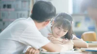 能快速脫單+每次都能挑到好男人的女生都有一個特點：接受對方沒有一開始就把自己放在NO1的位置上

比如你和男生相親，你主動約了他一次，他拒絕了，說自己要XXX，你認為自己對于人家來說一點也不重要，然后你就想退縮

又比如，你剛認識的男生在朋友圈發了一條展示自己的照片（很健康的那種）你就覺得他想吸引別的女生，然后就放棄

有這種想法的女生很難脫單，更難把握住好男人

這種女生畏懼競爭，需要被別人100%認可，她才敢主動，否則她寧愿躲起來什么也不說，成為小透明

問題是你們才剛認識、剛接觸，你是什么樣的人，他還需要時間來了解；他是什么樣的人，你也要通過相處來觀察

如果你們初識時你就需要他呈現出100%的熱情和認可，那能通過你篩查的男生只有兩類：

1、LOW男，價值遠低于你，因為占了你的便宜，所以要提供100%的熱情和情價

2、騙子/渣男，因為他們沒想負責，只想迅速推倒你，所以才這么積極殷勤

你太需要別人100%的認可，就會喪失主動探索這個世界的能力，你只能被動的等【垃圾】靠近你，填滿你的世界

好男人是需要女生主動結識、靠近、吸引的

我承認，確實有一部分好男人剛認識你時就會熱烈的追求你，但這種追求是有分寸的，是會顧慮到你的感受的

大部分好男生是需要時間來認識你、感受你的，所以不要要求別人一開始就把你放在NO1的位置上，擁有這種認知、勇氣、情商的女生一定是擅長社交、令人如沐春風的存在，普通女生修煉這種能量場，最容易嫁得好配圖