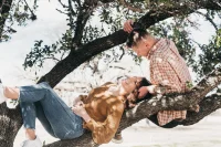 戀愛順風順水的女生都懂得：看本質(zhì)，不要看表面 

喜歡看表面的女生容易陷入一個戀愛/擇偶誤區(qū)：誰對我好/熱情，我就和誰在一起

于是她們找到的就是：細節(jié)完美的騙子/跪舔男/魯莽男

剛開始對她熱情細膩又主動，但很快暴露本性/騙財騙色/沒有耐心

當然很多熱情主動的男生就是實打?qū)嵈騼?yōu)質(zhì)男，但當你不會透過現(xiàn)象看本質(zhì)的時候，你就容易栽坑

舉個例子：

有一個男生條件不錯，對你也主動，但他和你約會的時候只說自己的事情，不問你的情況

你就覺得他不愛我/對我不感興趣，他的這些主動都是裝出來的，其實他一點也不關(guān)心我

但其實他只是不擅長圍繞別人聊天罷了，也許他性格中有自我的部分，也有可能他怕問你問題冒昧，這都不是什么大毛病，沒有人十全十美

喜歡通過表象來思考問題的女生總喜歡把某個人的性格=他愛我或他不愛我，這樣的想法就像小嬰兒一樣，一直在別人身上尋求安全感

別人的行為首先代表的是他們的性格

就像一個人喜歡諷刺你，難道代表你價值低嗎？不，這只能代表他她是一個尖酸刻薄的人，或者你們有利益沖突，或者別的什么，也許也有你價值低的成分，但這并不是主因

大家要學會把一個人的行為往他自身的品性、修養(yǎng)、人格上歸因，而非你有多厲害多漂亮多溫柔，也并非你有多糟糕多愚笨多招人厭

不要把自己看得太重，也不要把自己看得太輕，中間的分寸大家自行把握，能把握住的女生都是有大智慧的人配圖