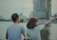 我觀察到過得好的女孩自控力都很高

比如：

從不去做虧損大，收益小的事情

從不關(guān)注那些讓自己不舒服，又沒什么好處的人——視奸某人，關(guān)注某人的動向，然后自己憤憤不平

從不為別人眼里的看法放棄自己的利益——我怕她覺得我太勢力+沒把她當(dāng)朋友，我還是不要去競聘好了

沒有奇怪的勝負欲，知道什么才是真正有利于自己+讓自己賺到更多錢+情緒更穩(wěn)定的路，然后堅定的走下去，你就會有越來越好的人生配圖