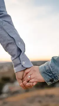 愛情中享福的女生：1、小事快速翻篇。2、不揣測不YY，沒有親耳聽到或看見，就當無事發生。3、從不撕心裂肺/憤憤不平，無關生死，一切皆小事。4、臉皮厚，重實利。5、不貪戀情價和低成本付出。6、戀愛早，次數多，不走心。7、務實，所以總能吸引到好男人，能量場同頻相吸。配圖