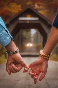 聽到一個玄學說法：你在想什么，對方都知道

我們人類的潛意識在更大的維度/領域里會進行信息傳遞

你想起對方時如果伴隨而來的是焦慮、不自信、不配得，那對方潛意識里就能接收到這些能量頻

這些能量頻會讓對方【看低你、厭煩你、高看自己】

如果你想起對方時是自信的，你覺得他很美好，但你并沒有貪念或執念，那對方感覺到的你也是美好的，高價值的

你在想什么，別人潛意識隱隱約約的都能感覺到

同理，別人想什么，你也能感覺到

我們生活中都有遇到一種場景，當你心無雜念時，你大腦里沒來由的出現某個人的畫面/氣味/語言，這個時候就是對方在想念你

所謂顯化、心想事成，是要真的調整自己的能量頻道才行配圖
