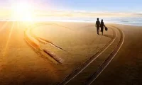 女生成長(zhǎng)是從變狠/靠自己/務(wù)實(shí)產(chǎn)生的

不再琢磨他為什么對(duì)自己殘忍，只想著如何賺到更多的錢(qián)

不糾結(jié)不重要的人如何看自己，還是升職加薪比較重要

不擔(dān)心主動(dòng)顯得自己價(jià)值低+很羞愧，而是理性的分析此時(shí)此刻主動(dòng)是否正確

當(dāng)你開(kāi)始客觀(guān)、有力量、明辨是非，就開(kāi)啟了你的成長(zhǎng)之路 ???配圖