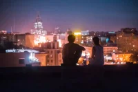 很多人會覺得戀愛高手就是戰(zhàn)無不勝，愛無心碎；是那種玩弄人性的高端選手。

但我覺得了解愛，就像了解一種藝術(shù)一樣，等到你懂得欣賞各種形態(tài)的情感那天，你就會發(fā)現(xiàn)它各種滋味的美好。

你駐足在人世間的各種感情面前。
就像在看那些別人不懂的名畫。
這才是我愛的藝術(shù)。 ???配圖