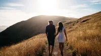 女誘男的秘訣是：任性一點+放松感

遇到自己喜歡的男生，敢于展示自己，不會畏畏縮縮，怕犯錯/怕難堪

哪怕再喜歡一個人，也能理直氣壯的表達自己，小任性的使喚他為你做事，接你、幫你修改文章、分析問題

如果他拒絕，你也不惱

不會因為一點點的拒絕就羞憤不止，覺得自己不被愛，沒人疼，很丟臉

哪怕不是男女朋友，只是曖昧中，你也能自如的撒嬌，讓他帶你吃你愛吃的冰淇淋，看你愛看的電影，給他機會來滿足你

你也會關心他，但不會扮賢惠，也不會跪舔低自尊

男人喜歡挑戰和征服，你會給他一點挫折感，偶爾拒絕他的邀約，甚至打壓他一下

任性+放松，能讓你的感情順順利利，幸福美好配圖