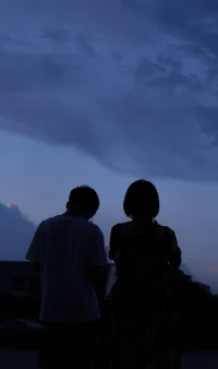 1、女人桃花好：①看大部分人都順眼，每天都很快樂。②戾氣弱，輕松接納不同人的不同觀點(diǎn)。這類女生都：嘴甜?懶得管別人。感情運(yùn)差的女人：嘴狠?孜孜不倦的插手/批判/干預(yù)他人事。

2、戀愛運(yùn)很好的女生都有【走量】思維。
如果他不喜歡我，只能說明我見的人/談的戀愛不夠多，不能證明我不好/他沒眼光。
只要我見足夠多的人，總有我看得上也真心喜歡我的男生。
不搞男女對(duì)立，不自貶自怨，多和男生約會(huì)，就會(huì)有好桃花。

3、戀愛能量好的女生都能做到：①我喜歡你，就表達(dá)出來，讓你明白。②你不喜歡我，我不生氣、也不憤怒。③我表達(dá)對(duì)你的喜歡，但不期待你的回應(yīng)。④我很招人喜歡，就算沒有你，我也能找到自己看得上+又喜歡我的人。

4、一個(gè)女孩子內(nèi)心戲少，能正面、清晰的表達(dá)自己的想法，不會(huì)動(dòng)不動(dòng)就自怨自艾，她就一定能長長久久的成為受人歡迎、陽光、桃花好的人。高愛商是：內(nèi)心干凈通透，說得清自己的意思，還能讓別人愉悅接受。

5、不知道怎么變美好/富貴/桃花旺的女生可以交交這方面做得很好的朋友，模仿她們的行為，單純的靠近對(duì)方也有很大好處，對(duì)方的磁場會(huì)無形中滋養(yǎng)到你，如果你謙虛聽勸那更加受益無窮。愚笨的人都執(zhí)拗、冥頑不靈、不聽人勸。聰慧的人靈活、開放、開闊又包容。

6、人緣好/桃花好的女生有一個(gè)特點(diǎn)：不賣弄學(xué)識(shí)，不教別人做事、很少批判別人/撕逼，看不順眼就遠(yuǎn)離。

7、大家想看起來溫柔，有一個(gè)很好用的小竅門。
用小一點(diǎn)的聲音，慢一點(diǎn)的語調(diào)去回應(yīng)別人/同別人交流。聲音是一種波頻，會(huì)直接影響到別人的內(nèi)心感受。很多女生相親/約會(huì)不知道怎么給對(duì)方留下好的印象，真的可以從聲音入手試試看。

8、很多女生憋著脾氣不敢發(fā)作，她以為這是高情商、好相處，其實(shí)不是的，任何人受委屈久了都會(huì)以別的方式發(fā)泄出來，比如索取、吊臉子、隱攻。想要吸引優(yōu)質(zhì)桃花，一定要敢表達(dá)不滿和不開心，但要用輕松、隨意的方式，不要輕易用嚴(yán)肅、刻板的姿態(tài)提要求。

9、女人有魅力的標(biāo)志：擅長分享。這種女生聊天內(nèi)容整體是正向的，極少吐槽他人。她們會(huì)分享有趣的經(jīng)歷、好看的電影、美麗的風(fēng)景、公司里搞笑的事。偶爾傷感、難過，但也很好復(fù)原。她們還能就著別人的話題熱絡(luò)暢聊，和別人自然拉近距離。這樣的女生不論走到哪都招人喜歡。

10、不要害怕男人冷淡，尤其在你沒錯(cuò)的時(shí)候。少琢磨，少反思，該干嘛干嘛?；钤诋?dāng)下，享受生活，就有好桃花。沒有一個(gè)男人比你的休息睡眠更重配圖