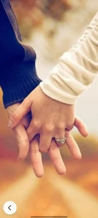 在娶老婆/挑選人生伴侶的時(shí)候，男人會(huì)被有靜氣的女人吸引

一群人嘰嘰喳喳的聊天，她不會(huì)八卦插嘴，而是靜靜聆聽，適當(dāng)表達(dá)自己的觀點(diǎn)

她沒有太強(qiáng)的傾訴欲，不會(huì)孜孜不倦的表達(dá)自己，拉著你訴說她的苦難

她之前經(jīng)歷的事情，不管好的還是壞的，經(jīng)過她的處理都會(huì)變成好的成長養(yǎng)分

靜氣會(huì)給人一種優(yōu)雅大方，成熟穩(wěn)重的感覺，不會(huì)管雞毛蒜皮的小事，注意力都放在當(dāng)下的趣事或未來的規(guī)劃上

在遇到分歧、麻煩事時(shí)，她不會(huì)慌張，只會(huì)冷靜的處理問題，是非常好的妻子/孩子?jì)寢尩娜诉x

她不是沒有脾氣，她能清晰的感知到誰對她懷抱善意，誰帶著惡念，然后趨吉避兇

這種女人會(huì)讓男人聯(lián)想到：寧靜的港灣、活潑的小孩、溫柔安靜的妻子，下班回家一掃疲憊，家里是最舒服靜心的地方

越成熟、越有智慧的男人越會(huì)選這類女生配圖