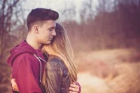 很多女生的執(zhí)念是：他以后遇到更漂亮、套路更精湛的女生就會變成好男人，我已經為他付出很多，現(xiàn)在放棄太虧了。好男人對女人的態(tài)度有彈性，但始終有底線。爛男人是沒有底線的，無論你是誰，你都等不到他好好珍愛你。配圖