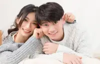 男人當(dāng)然喜歡女人主動(dòng)

但他們喜歡的主動(dòng)不是噓寒問(wèn)暖、跪舔贊美、連續(xù)騷擾

他們喜歡的主動(dòng)是：暗暗勾引、適當(dāng)主動(dòng)、讓他幫你、一起玩耍

比如眼睛盯著他，他看你時(shí)又立馬低頭微笑，好像有點(diǎn)留意他又不想被他發(fā)現(xiàn)的樣子

比如和他有私下接觸的機(jī)會(huì)，你會(huì)委婉的說(shuō)：終于~可以和你兩個(gè)人啦

沒(méi)有表白 沒(méi)有直接勾引 但又暗戳戳的讓男人遐想

比如你會(huì)主動(dòng)約他出來(lái)，但偶爾又會(huì)拒絕他的邀約，你的時(shí)間并不是無(wú)限量供應(yīng)

比如穿很得體又微微暴露的衣服，吸引男人眼球，也許是略低胸、裙子側(cè)面開(kāi)一個(gè)小叉口、露肩裝，有一片雪白暴露出來(lái)的肌膚，很美麗+高級(jí)，并不媚俗

這種主動(dòng)才吸引男人配圖