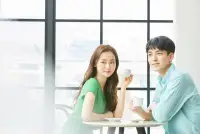 太直白的東西很難有吸引力

所以最吸引男人的并不是明騷，而是表面一本正經(jīng)，私下相處時卻暗暗勾引他的feel

心動、欲望、上頭來源于日常的【不滿足】

你不能太滿足他的情感需求，不能直勾勾的表白，甚至上趕著對他好

但你也不能完全不暴露自己的欲望、好感、心動，完全不暴露=你沒有任何可得性

男人是不會對沒有可得性的女人出手的

所以和男人聊天，90%正常溝通，10%來點小勾引，這樣的比例最令他們上頭

無限量供應(yīng)會給他們很好拿下的感覺，欲望很快滿足就不再有發(fā)酵空間

只有不完全令他滿足時，總是差他一口時，才會讓他輾轉(zhuǎn)反側(cè)，反復(fù)咀嚼揣摩上頭

那些總讓男人為她上頭，表白的女生都是含蓄又能充分釋放女人味的存在，而且她們一個比一個耐心：會勾引+難上床配圖