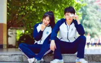 我覺得女生談戀愛最重要的特質(zhì)是：認(rèn)清現(xiàn)實(shí)

男友剛開始對(duì)你很好，后面越來越敷衍你，打壓你，無視你，對(duì)你冷漠又無情

如果你的念頭還一直停留在過去美好的回憶中，你就會(huì)在這段糟糕的感情中不斷沉淪，耽誤自己

不管他為什么變成這樣，不管你有沒有錯(cuò)，他現(xiàn)在就是不愛你了

只有你接受了事實(shí)，才能繼續(xù)整裝向前走

男友PC劈腿愛撩騷，事實(shí)就是他人品不好，你愛上了一個(gè)糟糕的男人，你要及時(shí)止損

有些女生非要覺得是自己魅力不夠好，和他相處不好，他才這樣，換一個(gè)溫柔女神來，男友就能轉(zhuǎn)性，變得專一又體貼，最后把自己逼瘋

曖昧對(duì)象不主動(dòng)約你，你找他，他反應(yīng)也一般，愛理不理的樣子

你卻因?yàn)樗l(fā)的一些朦朦朧朧的朋友圈，傷感的情歌意淫他受過情傷，無法敞開心扉，想要療愈他

其實(shí)事實(shí)就是，他不愛你，不喜歡你，他內(nèi)心空虛還愛撩騷

女人感情中最愛犯傻：美化男人，貶低自己，看不清現(xiàn)實(shí)

聰明女人在感情中：認(rèn)清現(xiàn)實(shí)，及時(shí)止損，真誠但不傻蠢配圖