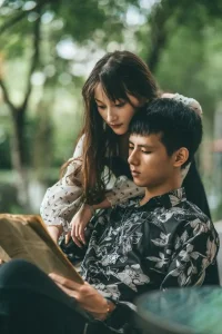 我發現男人其實特別喜歡被愛的感覺

只不過他們想要的【被愛】和女人理解的【被愛】完全是兩回事

男人想要的被愛感，是一種愛情的味道

比如你很信任、崇拜他，對他說話輕聲細語，你們有意見分歧時你很聽他的話，愿意妥協（不是讓你們在大事上妥協，而是在無關緊要的小事上別關回事），只要小事聽他的，他就能覺得你很愛他

再比如體諒他在外面打拼很辛苦，回家之后他能聽到你的歡聲笑語，能感覺到你很滿意他感激他，不是讓你說跪舔的話，而是你要開心快樂，不會抱怨生活中的雞毛蒜皮

這個就是愛情的感覺，而不是像老母親一樣照顧他，幫他解決問題，教他做事，管他控制他

而是給他一種你無限包容他，信任他，愛他的感覺，不是讓你真的這樣，而是要制造出這種感覺來

這種感覺最簡單的制造方式就是：輕聲細語，很能打動男人的內心，越強勢+事業有成的男人越喜歡這種感覺配圖
