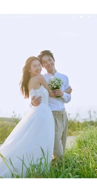 女撩男的最強(qiáng)心法：不心急

很多女生學(xué)了撩男人的套路，但一用就廢，每次戀愛都高開低走，都是因?yàn)樗齻冃奶绷?
用了一個(gè)招術(shù)，就要立馬看到效果，不然就生氣，覺得男生怠慢自己

那到底是你在撩男人，還是在索取情價(jià)呢？

就算是再好的套路技巧，也經(jīng)常會(huì)出現(xiàn)【用出去了，但沒效果】的情況

你夸了某個(gè)男人幾句，他面無表情，一點(diǎn)反應(yīng)都沒有

這不一定是他不享受你的夸獎(jiǎng)，有可能是他不好意思展露自己的喜悅

你主動(dòng)約了男生一次，他沒有出來，這不一定是他不喜歡你或拒絕你，他有可能在忙或有事

不要因?yàn)樾Ч缓镁颓榫w不穩(wěn)定胡鬧找麻煩

你就把心態(tài)固定在【我們是朋友，我是一個(gè)有魅力的女人】上就行

因?yàn)橹皇桥笥眩詫?duì)方拒絕你好正常

因?yàn)槟闶且粋€(gè)有魅力的女人，所以你會(huì)散發(fā)溫柔、小撩、性感的一面

穩(wěn)定、嫵媚、溫柔、又能恰到好處的主動(dòng)，這種女人桃花不要太好配圖