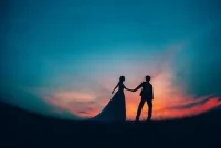 我發(fā)現(xiàn)那些事業(yè)有成的男人，都特別在意和女人的相處體驗

他們都不是沒有碰過女人的毛頭小子了，他們更在意的并不是女人的性感、撒嬌、賣萌，而是女人好不好相處，能不能玩到一起去

他們最愛的女人不一定貌美如花，只要外形過關(guān)+性格好就行

性格好也不是老媽子，各種操心關(guān)懷，而是像水一樣溫柔，行事干練細致，如沐春風，要能包容他

能和他一起打游戲，一起侃大山，一起聊聊不太高雅的事情，一起面對人生的困境和障礙，不會端著老婆的身份教他這管他那

溫柔且強大，才是吸引男人最核心的利器配圖