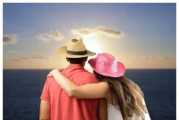 其实男人也是非常慕强的，他们喜欢强大的女人：

1、情绪稳定
不轻易抱怨、吐槽、埋怨，不会把负能量施加在别人身上
能够处理好自己的情绪，工作起来专注沉稳，能够成为人生路上的伙伴

2、美而不自知
不会过分打扮，过分修图，总把自己漂亮挂在嘴边，不卖弄炫耀
美的低调高级，你又无法忽视她的存在

3、照顾得好自己，生活井然有序
她们也许不是特别惊艳的外形，但皮肤光滑细腻，身材匀称，有健身的痕迹，眉目舒展，无一例外流露出内心的豁达和美好的生活
越优秀的男日常打拼越累，你能够打理好自己会给他们一种心理暗示：你能帮他打理好一个家，温馨又舒适，让他们没有后顾之忧

4、对任何事情有自己清晰的见解
接人待物恰到好处，不谄媚，不卑微，不讨好谁，也不会高高在上，或总看别人不顺眼，不会因为别一句话就郁郁寡欢

5、很有女人味
干净自爱，一群人在场时也许她只会安静的坐在一边，但她就会莫名吸引你的眼光
当然不是只有安静的女孩才有女人味，上面描述的只是一种自洽淡然的感觉
不管你是俏皮，活泼，优雅还是火辣都可以，只要你是100%接纳自己，100%友善对待这个世界，100%有力量的就是最好的配图