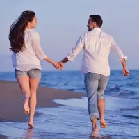 男人喜歡低攻擊性的女生

低攻擊性并不是沒有攻擊性，而是表面嘴甜、溫柔、說話輕聲細語，不和別人抬杠，不說難聽話，不和別人掐架撕逼，但心里有主意，不喜歡誰就可以拒絕對方的邀約，不喜歡聽什么話就能巧妙的表達出來

他們在意的并不是你真的善不善良，而是你表面是否溫柔，看起來很美好，能否處理好自己的情緒和人際，不會給他添麻煩，帶出去得體有面，相處起來春風化雨

讓自己利他屬性多一些，但又不會真的傻白甜，這種女生走到哪里都能獲得最優質資源（被他人優待和尊重）

利他的最后都是利己配圖