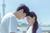 大部分男生喜歡的女生都很干凈+穩(wěn)定

外形不一定是特別美艷的類型，但很干凈+低攻擊性+自然美+白皙

性格不急不躁，不慌不忙，不會咋咋呼呼，能靜下心來認(rèn)真做事，有自己的小事業(yè)或小追求，不會總想滿世界找男友溝通/相處，男友不理自己的時候，也能安排滿自己的生活并樂在其中

溫柔有力量，會表達(dá)自己的好感，能接納別人的不足，很少抱怨，就像一汪清泉

很多人不恥于成為男人喜歡的女性，其實(shí)成為男生喜歡的女性并不是大家想象中的給男人占便宜，討好男人，沒有自尊心，完全不是這樣的

就像面試一下，優(yōu)秀的人總有很多種選擇，優(yōu)秀的人又總是相似的：姣好的面容，高學(xué)歷，出色的溝通能力，穩(wěn)定的情緒

男女約會戀愛也一樣，你只有優(yōu)秀，符合大部分人的選擇和追逐，你才擁有更多選擇權(quán)

不是讓你取悅男人，而是成為更美好的自己配圖