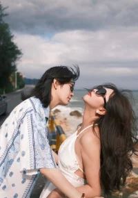 很多人認為男人最愛的是自己得不到的女人

其實他們最愛的是能激發他們上進之心，對這個世界產生美好愿念的女性

因為想要靠近對方，所以拼命努力成為更優秀的人

在他最渾渾噩噩不知方向迷茫沮喪的時候好像看到了另外一個世界的光華

她能夠看到他的價值、維護他的自尊、鼓勵著他前進

在男人脆弱的時候還能呵護其破碎內心的女性會讓男人迸發出無限的保護欲和上進心，想要把最好的東西都給她

因為她的出現，他汲取到了足夠的高維能量，變成了更優秀的人，獲得了實際利益，透過她，他也感受到了更加美好的未來

這種智慧中透著大愛女人是最容易得到這個世界反哺的善意的配圖
