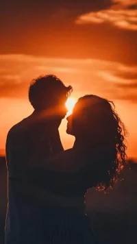 快樂+有點神秘的女生最吸引人

快樂代表自我愉悅度高，生命力強，能惠澤身邊人

神秘代表矜貴，沒有那么容易到手，需要好好努力才配得上頭

愉悅的和男人相處+不會非他不可，有自己的生活節奏，這種女生吸引力最強 ???配圖